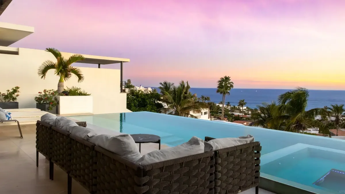 Casa Texas infinity pool and hot tub at sunset overlooking the ocean in Pedregal, Cabo San Lucas