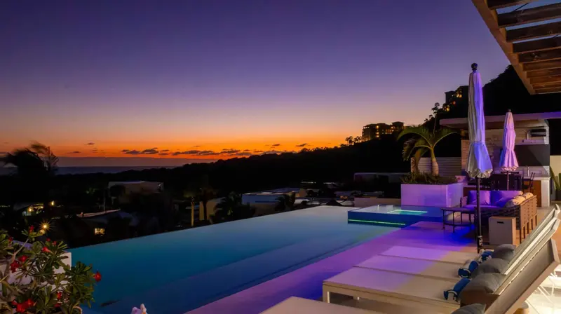 Casa Texas indoor-outdoor kitchen and dining opening to the pool